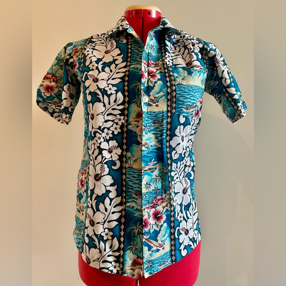 Hawaiian shirt %100 cotton short sleeve button up. Made in USA 🇺🇸 Sz. 12 youth